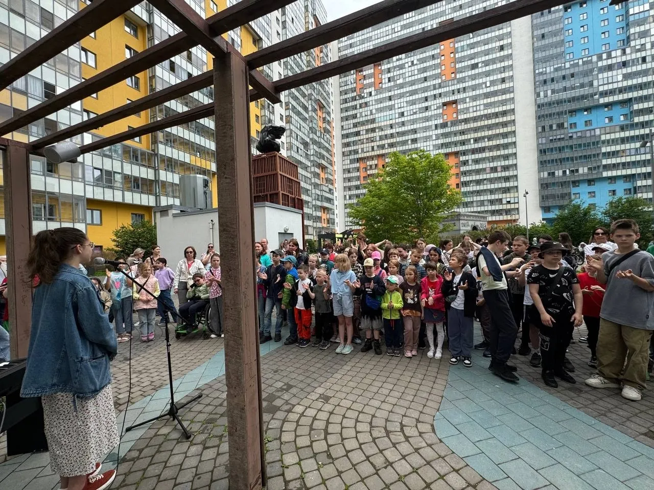 Девочка выступает на сцене перед людьми