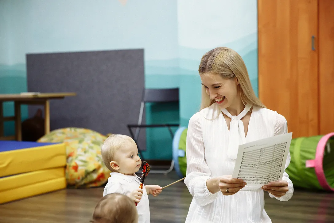 Девушка с ребенком занимается музыкой