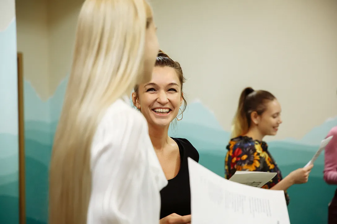 Ученики радуются на занятиях по хору